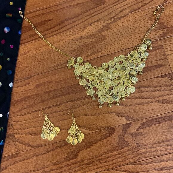 Gypsy costume one-size includes cape/head wrap, goldtone necklace & earrings. - Picture 8 of 11